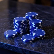 Stapel blau leuchtender Casino-Chips auf dunklem Marmor - Casea Casino erste Einzahlung