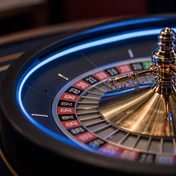 Rouletterad mit blauem Neon-Randlicht im Detail - Casea Casino dritte Einzahlung
